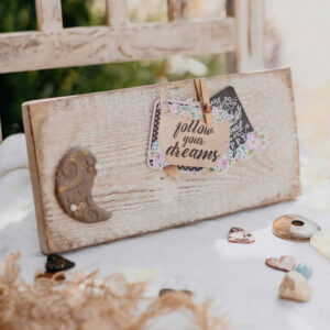 Fehér képkeret /tábla barna gyurmadíszítéssel