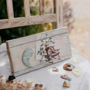 Fehér képkeret /tábla kék gyurmadíszítéssel